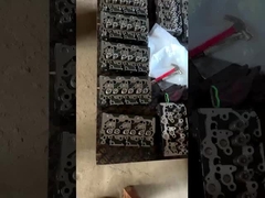 कुबोटा D1703B और D1703A 1644403047 16444-03047 के लिए कास्टिंग आयरन डीजल इंजन कार सिलेंडर हेड